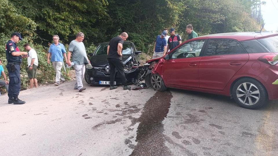 Otomobiller çarpıştı: 4 yaralı