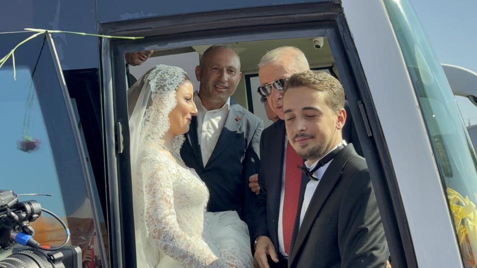 GELİN-DAMAT DÜĞÜN SALONU YERİNE TAYYİP ERDOĞAN'I KARŞILAMAYA GİTTİLER