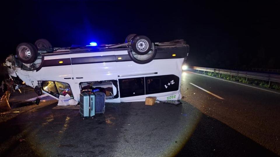 Bariyerlere çarpan minibüs ters döndü: 4 yaralı