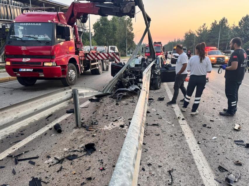 Feci kaza! 44 yaşındaki sürücü otomobilde sıkışarak can verdi