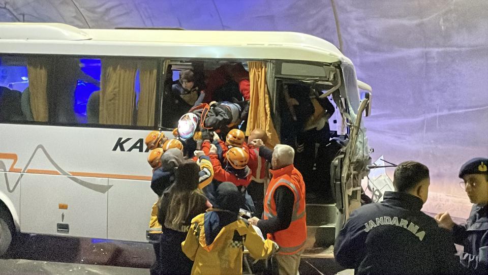 SİVAS'TA MİDİBÜS TIRA ARKADAN ÇARPTI: 10 YARALI