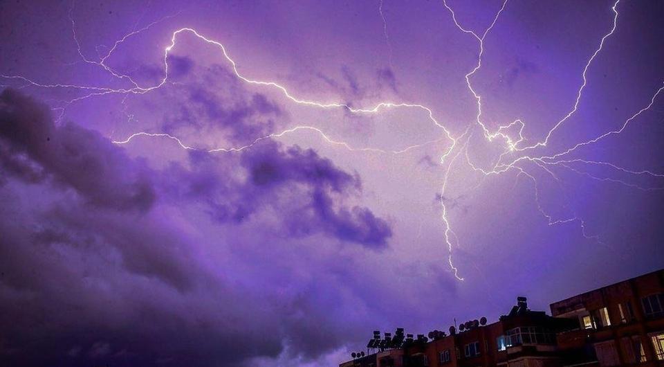 Meteoroloji 12. Bölge Müdürlüğünün uyarısının ardından Erzincan’da gece saatlerinde yağış etkili oldu. Gecenin karanlığını ise şimşekler aydınlattı.
Erzincan’da aralıklı devam eden sağanak yağışla birlikte çakan şimşekler birçok vatandaşı endişelendirse de seyir zevki yüksek görüntüler ortaya çıkardı. Gök gürültüsü ile birlikte peş peşe çakan şimşekler şehrin hemen her noktasından görülürken gökyüzünü ve geceyi aydınlattı. Görsel şöleni kaydetmek isteyen vatandaşlar da çektikleri video ve fotoğraflarla güzel kareler yakaladı.