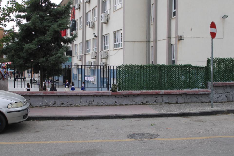 OKUL ÖNÜNDE ŞÜPHELİ ÇANTA PANİĞİ: OKUL BAHÇESİ BOŞALTILDI