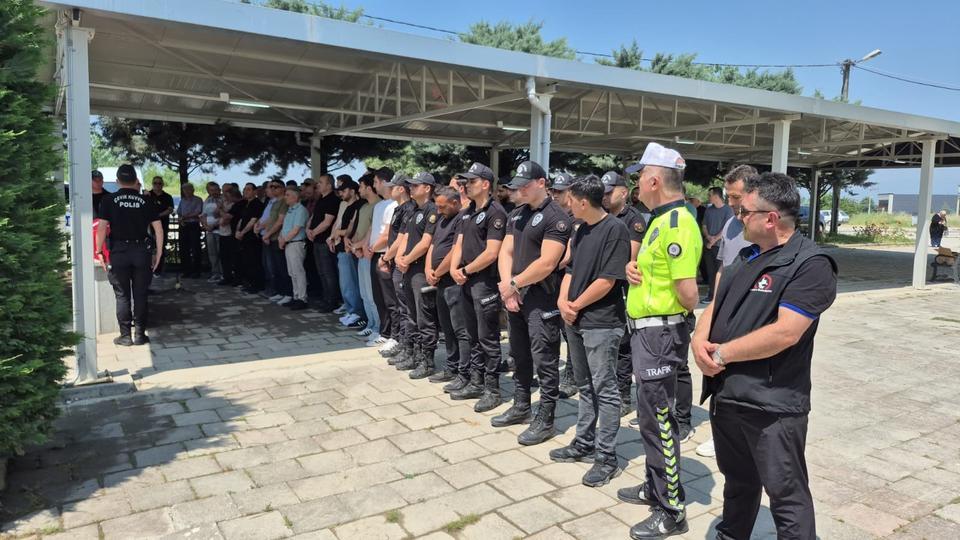 GENÇ POLİS MEMURU EVİNDE HAYATINI KAYBETTİ SON YOLCULUĞUNA MESAİ ARKADAŞLARI UĞURLADI