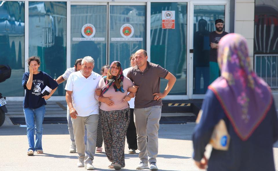 18 YAŞINDAKİ MOTOSİKLETLİ GENÇ KAZADA HAYATINI KAYBETTİ CENAZEYİ ALAN AİLE GÖZYAŞLARINA BOĞULDU ÇARPIP ARKASINA BİLE BAKMADAN KAÇTI, KAZA ANI GÜVENLİK KAMERASINA YANSIDI