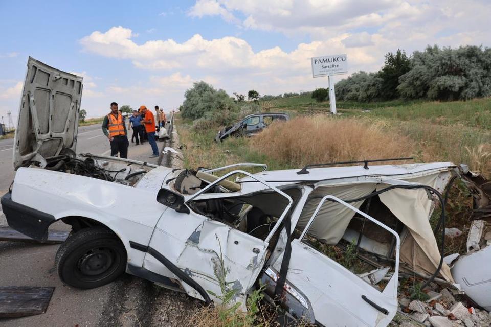 Otomobilin kağıt gibi savrulduğu kazada 4 kişi yaralandı