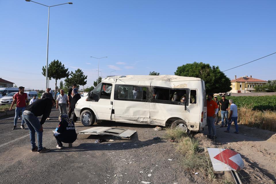 Tarım işçilerini taşıyan minibüs devrildi: Yaralılar var