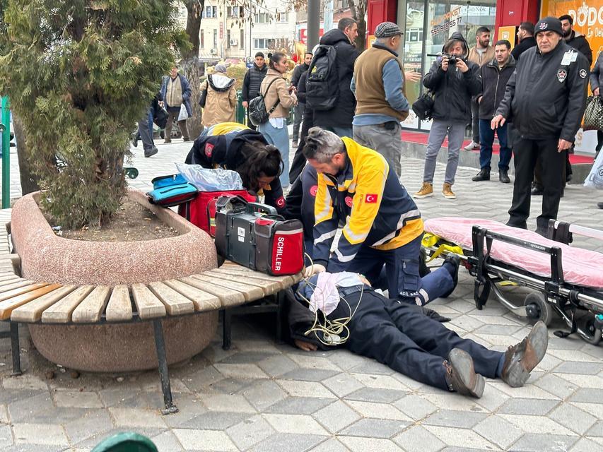 SOKAKTA FENALAŞAN VE KALP MASAJI İLE HAYATA DÖNDÜRÜLEN ŞAHIS, HAYATINI KAYBETTİ