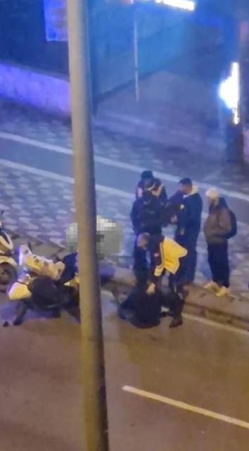 Seyir halindeyken motosikletten düşen kurye yaralandı