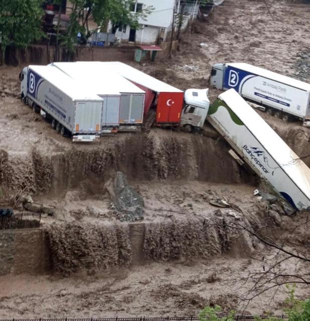 OSMANİYE'DEKİ HEYELANDA 6 TIR ZARAR GÖRDÜ