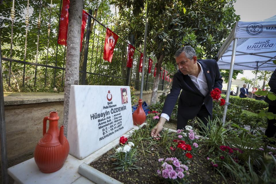 Özgür Özel Manisa’da şehitlik ve Ferdi Zeyrek’in mezarını ziyaret etti
