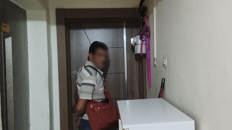 BU DEFA KADIN ŞİDDET UYGULADI: AİLE MAHKEMESİ KADINA UZAKLAŞTIRMA VERDİ DURUŞMA SONRASI GÖZLERİ GÖRMEYEN ADAMDAN ÖNCE EVE GELEN KADININ YAPTIKLARI HERKESİ ŞAŞIRTTI