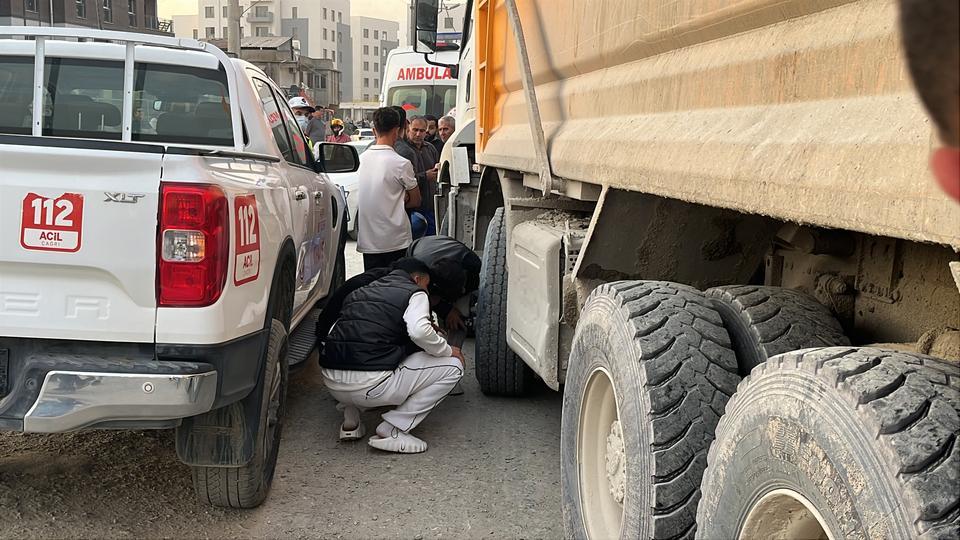 Kamyonun kör noktasına gelen motosiklet sürücüsü ezilerek can verdi