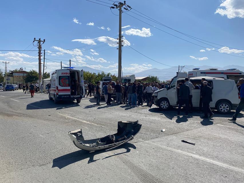 Zırhlı polis aracıyla otomobil çarpıştı: 4 yaralı