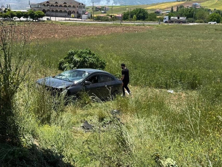 Otomobil tarlaya uçtu