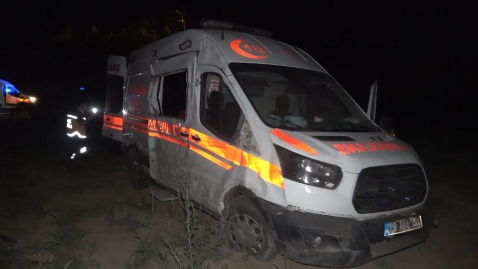 Ambulans şarampole uçtu