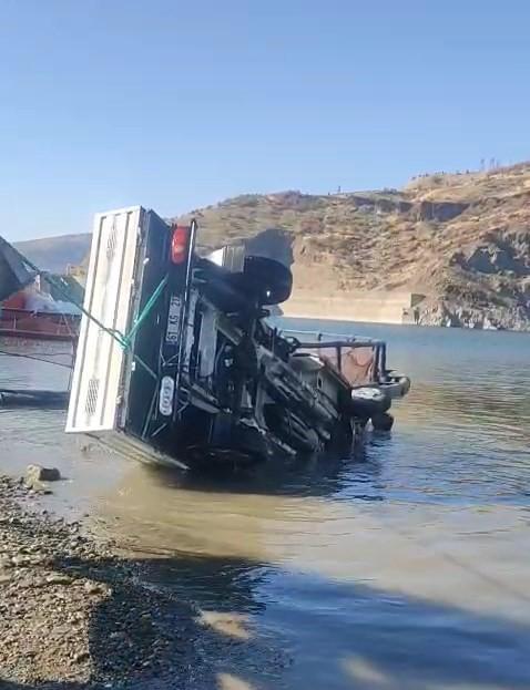 El freni açılan pikap baraja düştü: Kadın mühendis hayatını kaybetti
