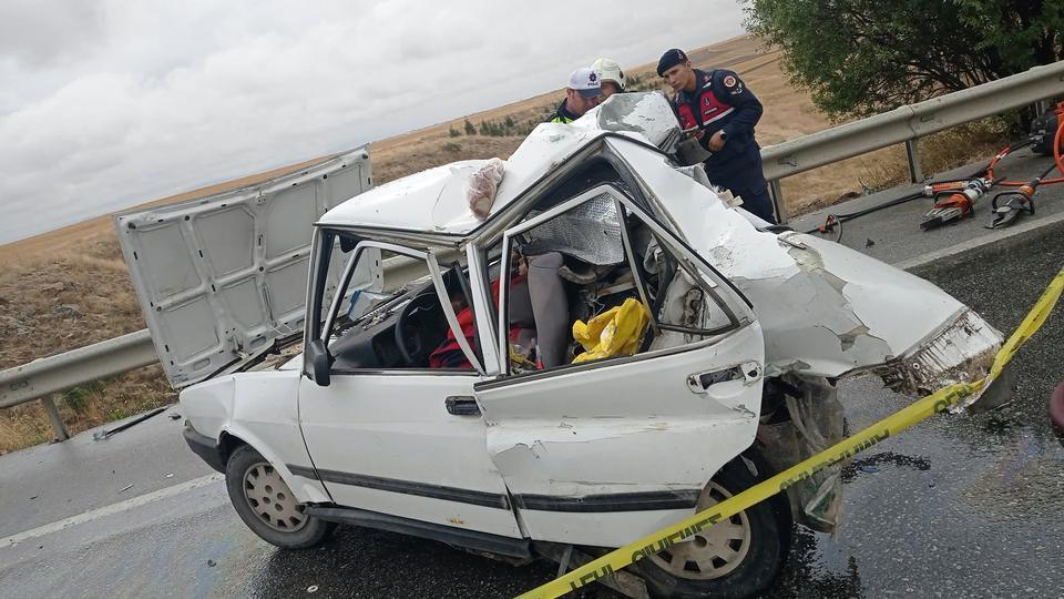 Tır otomobile arkadan çarptı: 2 ölü