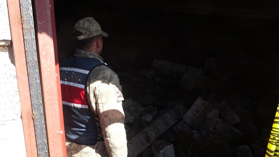 KİLİS'TE TOPRAK KAYMASI: AHIR ÇÖKTÜ, 40 HAYVAN TELEF OLDU