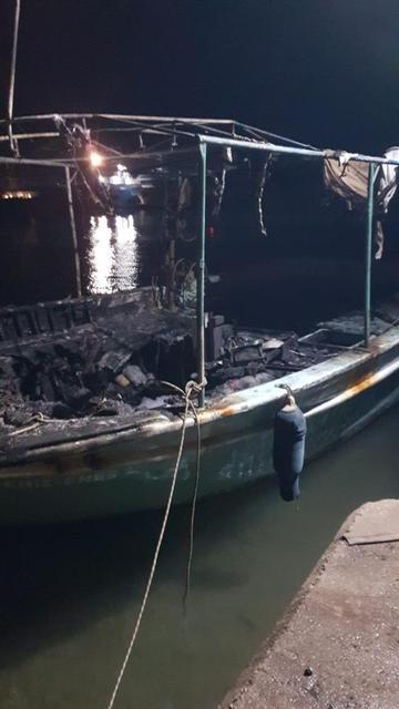 Düşen yıldırım 3 tekneyi küle çevirdi