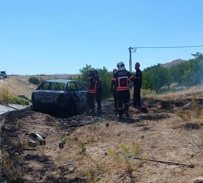BARİYERLERE ÇARPAN OTOMOBİL ALEV ALDI: 1 ÖLÜ, 1 AĞIR YARALI