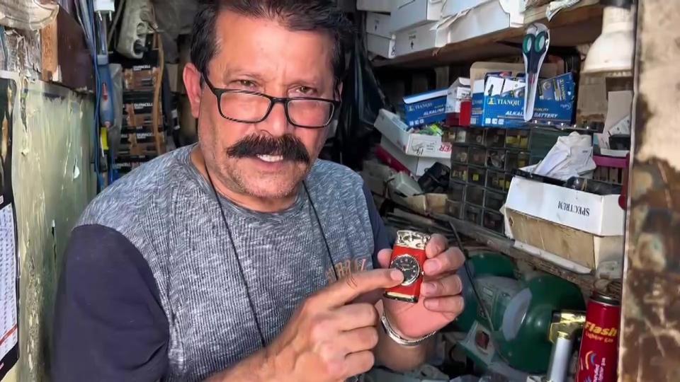 'Çakmak doktoru' baba, 2 metrekarelik dükkanda 3 evladını meslek sahibi yaptı
