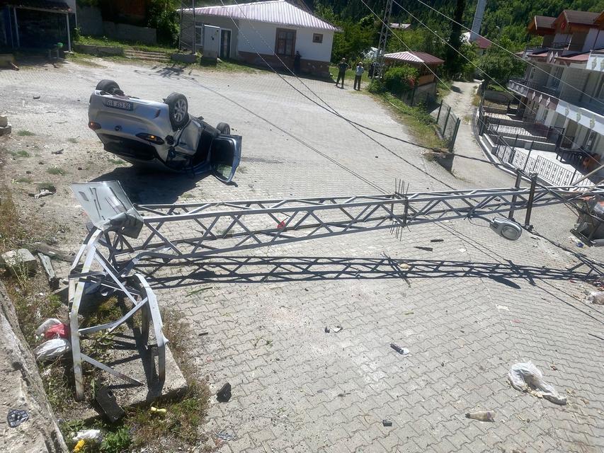 Takla atan otomobil aydınlatma direğine çarptı: 1 yaralı