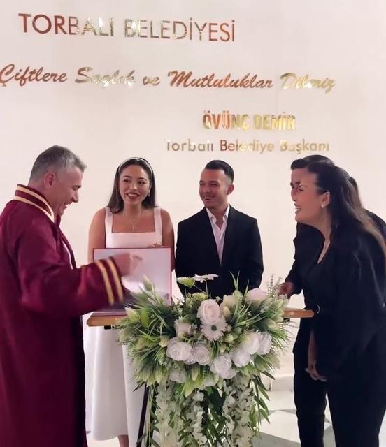 NİKAH MEMURUNA ŞAKA YAPMAK İSTEDİLER, ASIL ŞAKAYI MEMUR YAPTI NİKAH KIYACAKLARDI, HAYATLARININ ŞOKUNU YAŞADILAR