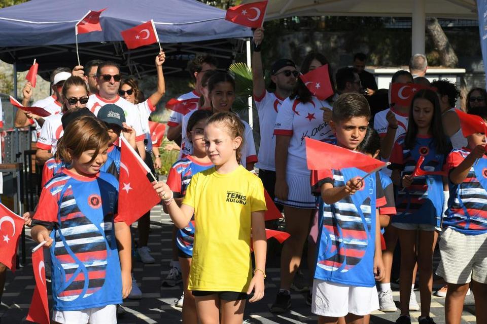 Kuşadası'nda Zafer Bayramı coşkusu tenis turnuvasıyla kutlanıyor