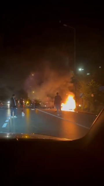 Otomobille çarpışan motosiklet alev topuna döndü: 1'i ağır 2 yaralı