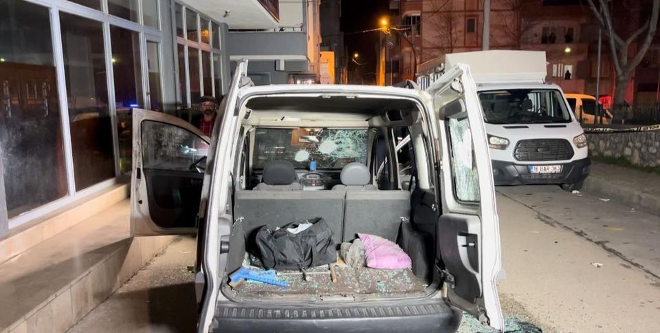 Alacaklılarını yolda gören bir grup şüpheli, takip ettikleri aracı kurşuna dizdi. Araçta bulunan iki kişi şans eseri yara almazken, otomobil âdetâ delik deşik oldu. Polis, dehşet saçan 2 saldırganı yakalamak için çalışma başlattı.