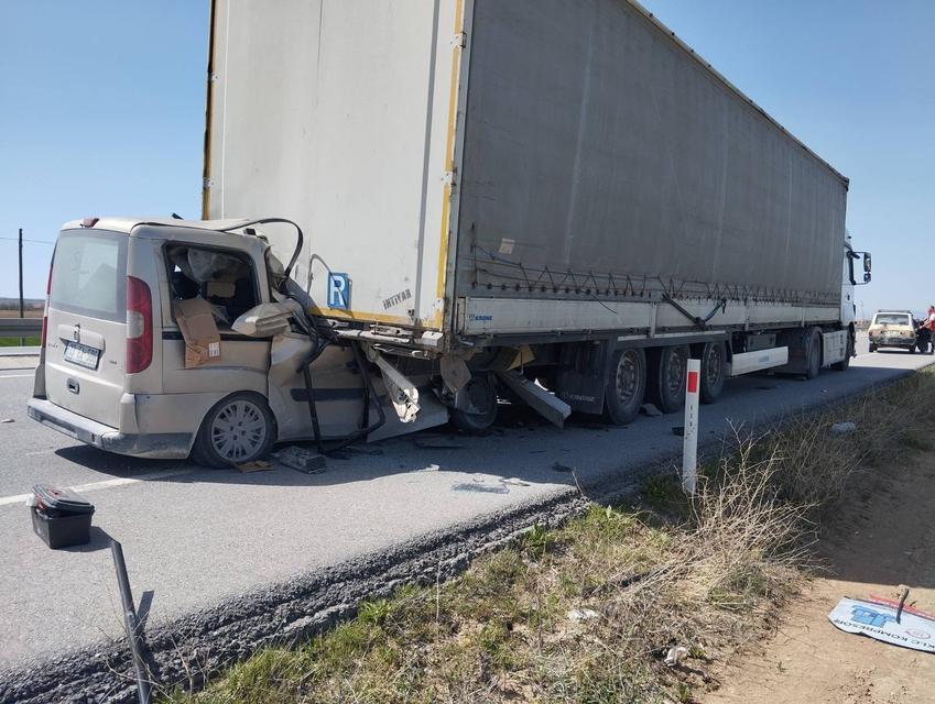 Hafif ticari araç tırın dorsesine ok gibi saplandı
