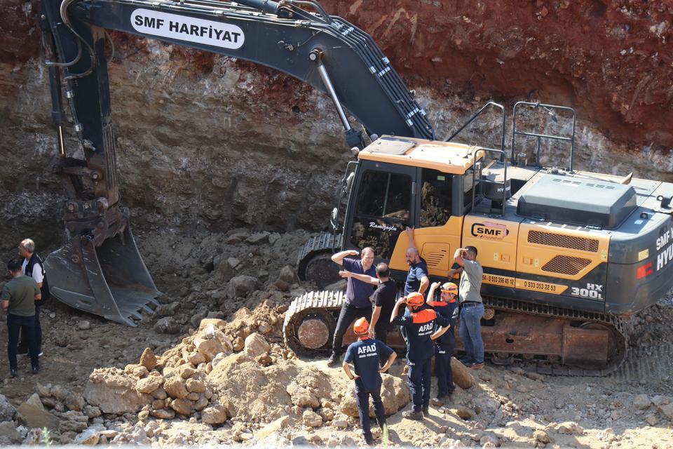 Göçük altında kalan kepçe operatörü hayatını kaybetti