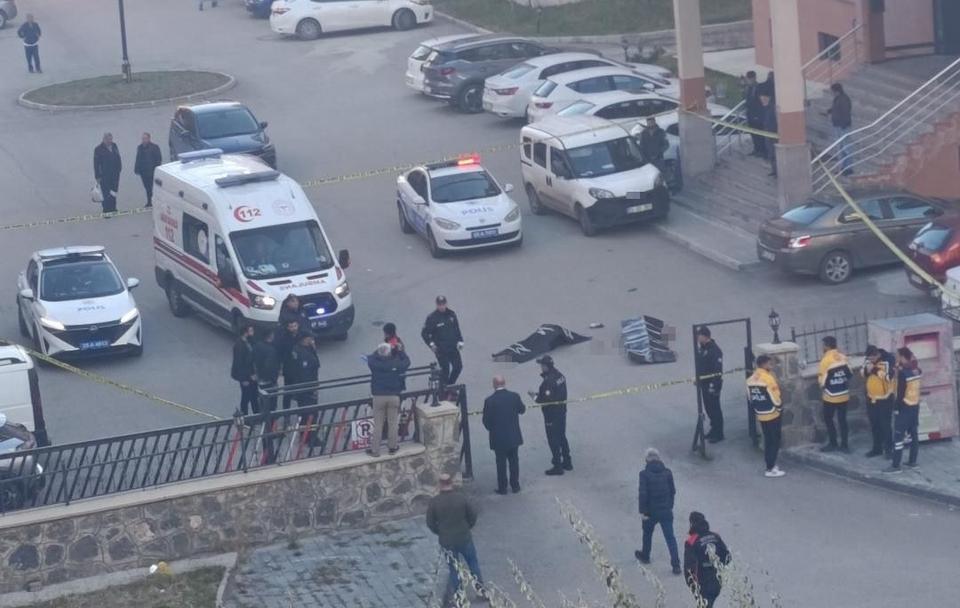 ÖNCE KADINI ÖLDÜRDÜ SONRA İNTİHAR ETTİ