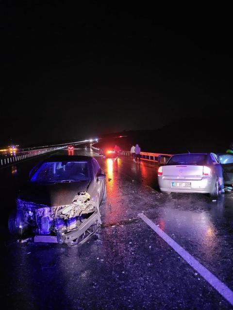 Aydın'da bariyere vurup savrulan araca başka araç çarptı: 4 yaralı