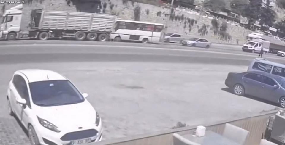 Midibüs, tırla çarpıştı: 2 yaralı