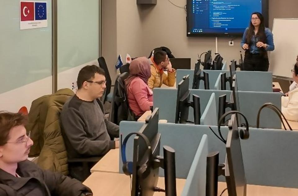 Başkan Yetişkin geleceğin teknolojisini gençlerle buluşturuyor