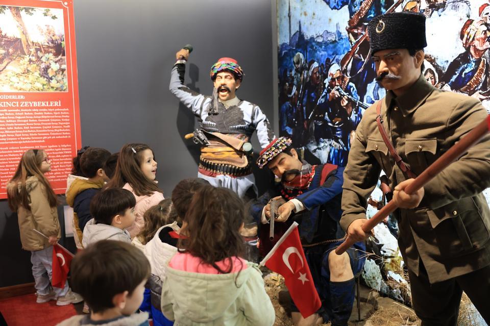 Efeler’in minikleri tarih yolcuğunda