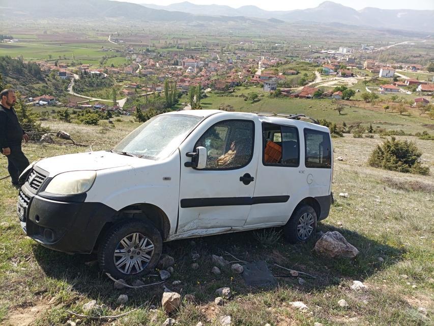 Kontrolden çıkan otomobil şarampole yuvarlandı: 2 yaralı
