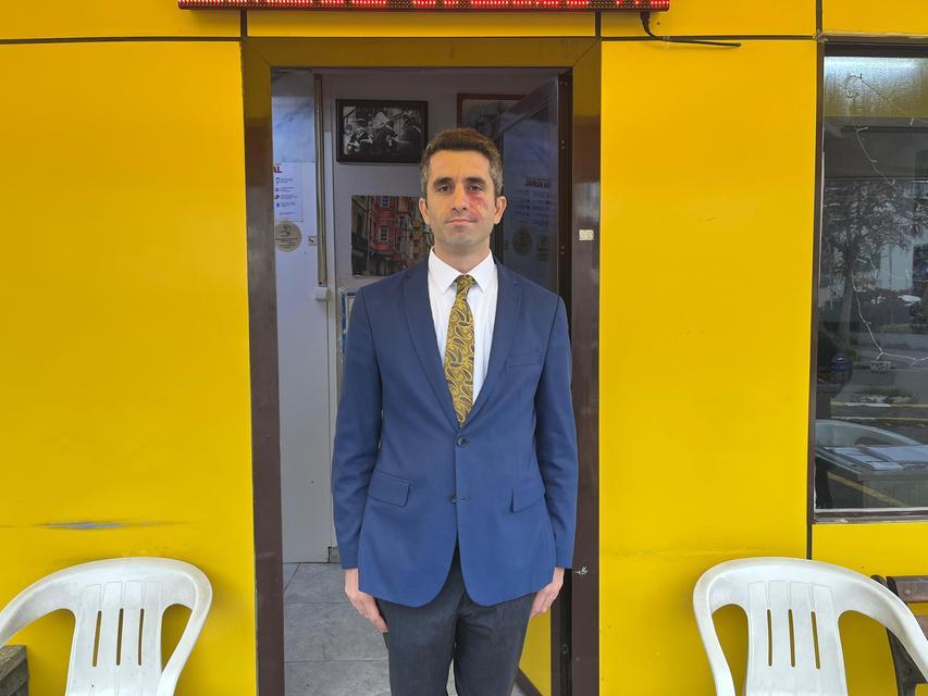 10 YILLIK BEYAZ YAKA İŞİNİ BIRAKTI, 'KRAVATLI TAKSİCİ' OLDU İNSANLARI GÖZLEMLEMEK İÇİN BANKACILIĞI BIRAKTI, KRAVATIYLA DİREKSİYON BAŞINA GEÇTİ