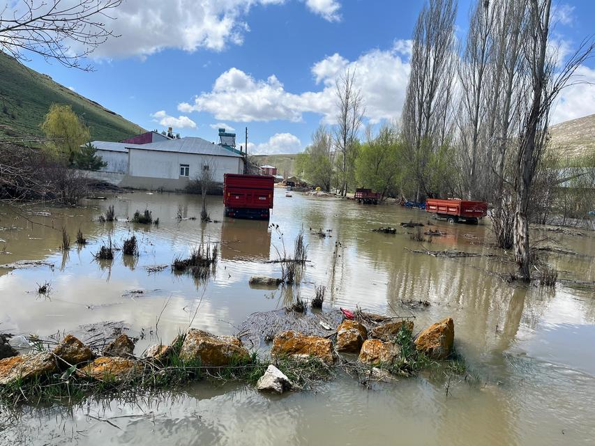 BAYBURT'TA KUVVETLİ YAĞIŞ SONRASI DERE TAŞTI: KÖY SU ALTINDA KALDI