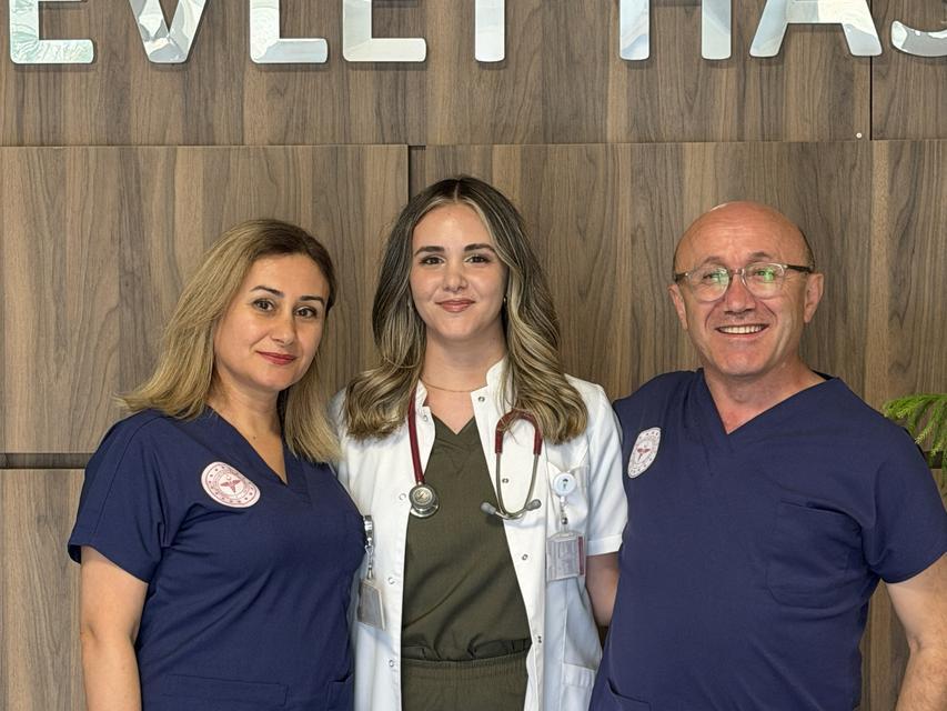 ANNE VE BABASININ GÖREV YAPTIĞI HASTANEDE DOKTOR OLDU: "EVDE PRENSESİMİZ, HASTANEDE DOKTOR HANIM" ÇOCUKLUĞUNDA HASTANEDE ÇALIŞAN ANNE VE BABASINI ZİYARET ETTİĞİ KORİDORLARA HEKİM OLARAK DÖNDÜ SAĞLIK MEMURU BABA, HEMŞİRE ANNESİNİN GÖREV YAPTIĞI HASTANEDE PRATİSYEN HEKİM OLARAK GÖREVE BAŞLADI PRATİSYEN HEKİM EYLÜL UÇAL: "HASTANEDE İÇİMDEN ANNECİM, BABACIM DEMEK ÇOK GEÇİYOR AMA KENDİMİ DURDURUYORUM. İSA BEY, FATMA HANIM DİYE HİTAP EDİYORUM AMA HASTANEDEN ÇIKTIĞIM ANDA TABİİ Kİ BABACIĞIM, ANNECİĞİM" ANNE VE BABASI: "EV PRENSESİMİZ, HASTANEDE KENDİSİNE TABİİ Kİ DOKTOR HANIM DİYORUZ"