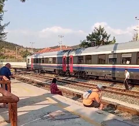 GÖLLER EKPSRESİ ARIZA YAPINCA YOLCULAR SICAKTA KALDI
