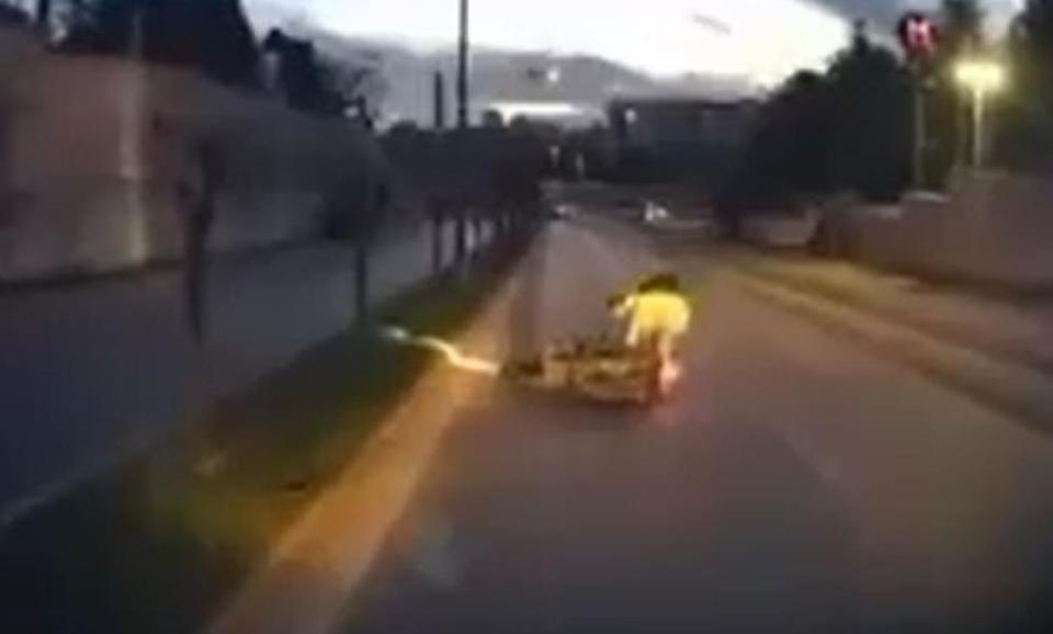 Çukur nedeniyle kontrolü kaybeden motosikletli yola savruldu