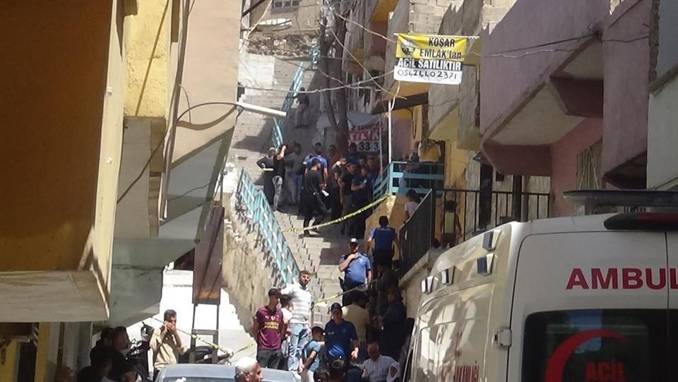 Genç çift evde silahla vurulmuş halde ölü bulundu