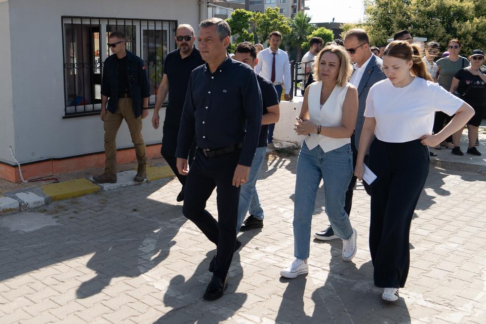 CHP LİDERİ ÖZEL, BAŞKAN ZEYREK'İN KIZINI YKS'NİN İKİNCİ OTURUMUNDA DA YALNIZ BIRAKMADI