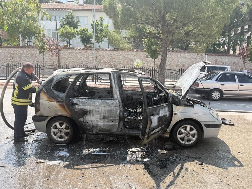 Seyir halindeki otomobil alev alev yandı