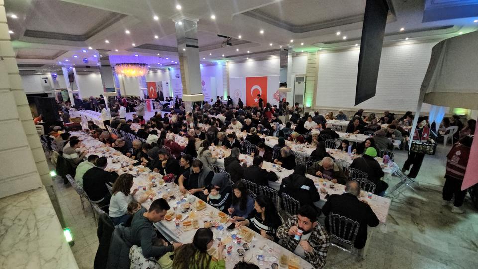 Aydın’da vatandaşlar Vakıflar Müdürlüğü'nün iftarında buluşuyor