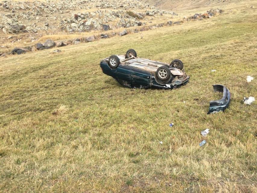 Yoldan çıkan otomobil takla attı