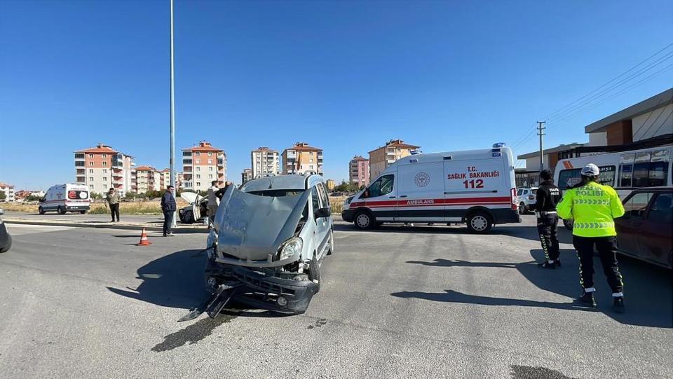 Hafif ticari araçla cip çarpıştı: 3 yaralı